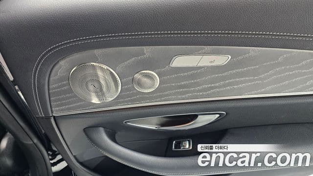 Mercedes-Benz E-Class 2022 — ფოტო 25/34