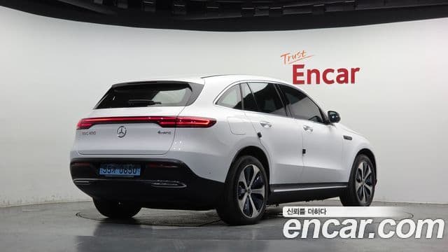 Mercedes-Benz EQC 2020 — ფოტო 8/20