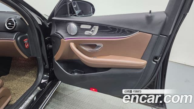 Mercedes-Benz E-Class 2019 — ფოტო 22/32