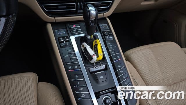 Porsche Macan 2021 — Photo 26/32