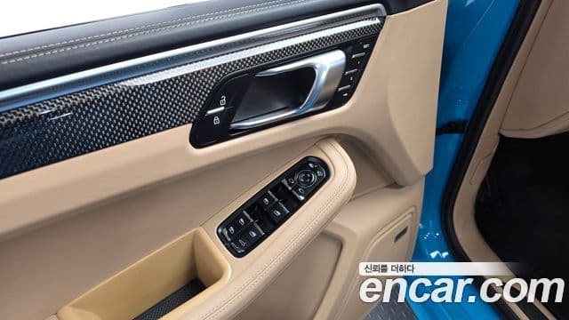 Porsche Macan 2021 — Photo 3/32