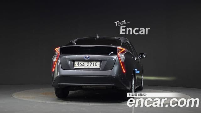 Toyota Prius 2018 — Şəkil 27/30