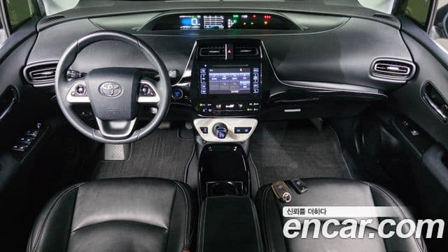 Toyota Prius 2018 — Şəkil 28/30