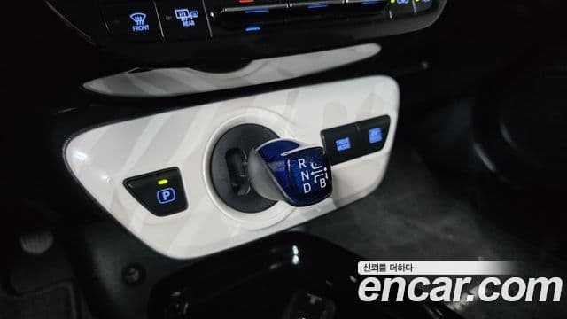 Toyota Prius 2018 — Şəkil 26/30