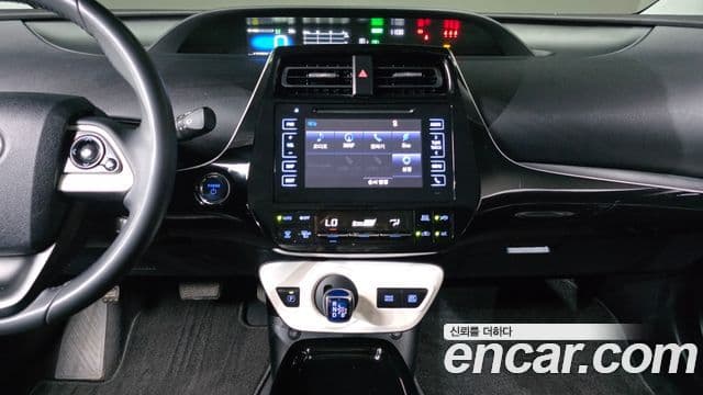 Toyota Prius 2018 — Şəkil 16/30