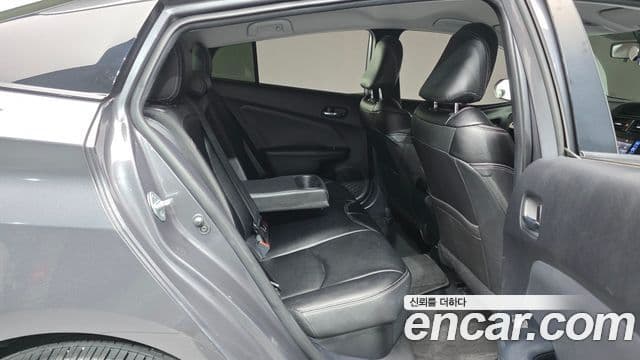 Toyota Prius 2018 — Şəkil 18/30