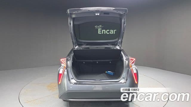 Toyota Prius 2018 — Şəkil 13/30