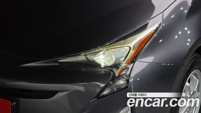 Toyota Prius 2018 — Şəkil 25/30