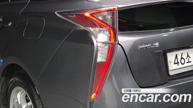 Toyota Prius 2018 — Şəkil 12/30