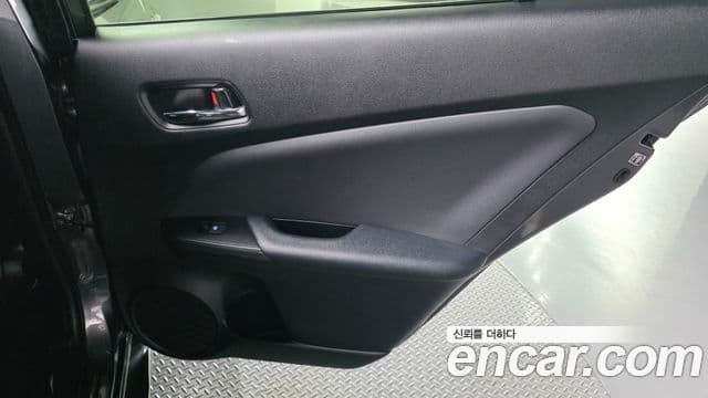 Toyota Prius 2018 — Şəkil 14/30