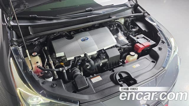 Toyota Prius 2018 — Şəkil 11/30