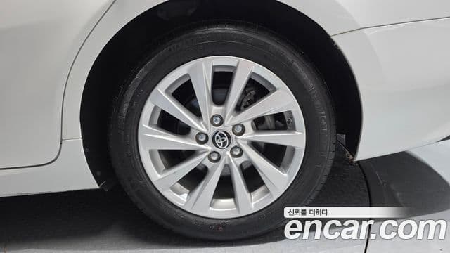 Toyota Camry 2022 — ფოტო 25/30