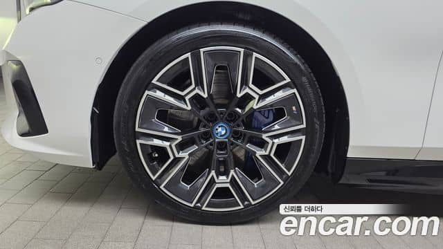 BMW i5, 2025