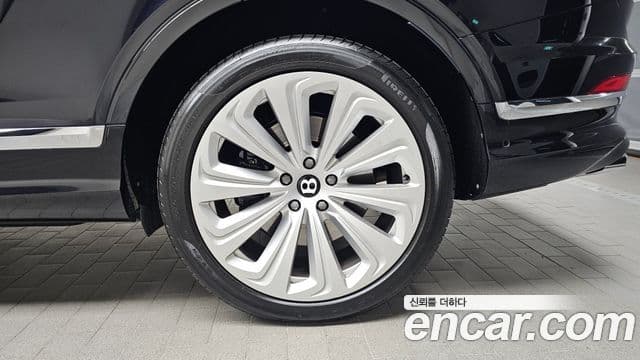 Bentley Bentayga 2023 — Photo 18/36