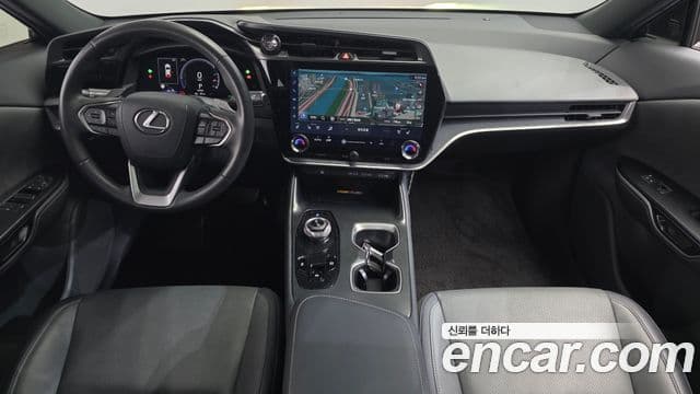Lexus RZ450e 2023 — ფოტო 8/30