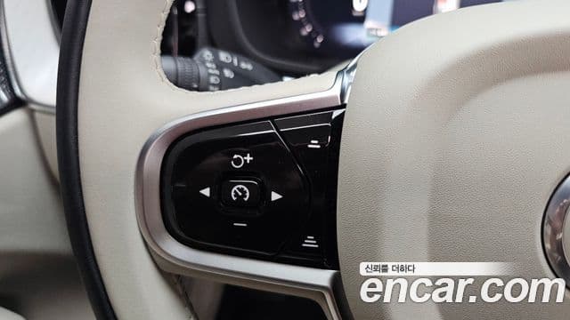 Volvo XC60 2025 — ფოტო 37/38