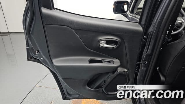 Jeep Renegade 2023 — Şəkil 27/38