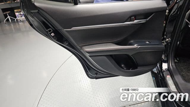 Toyota Camry 2018 — Şəkil 27/33