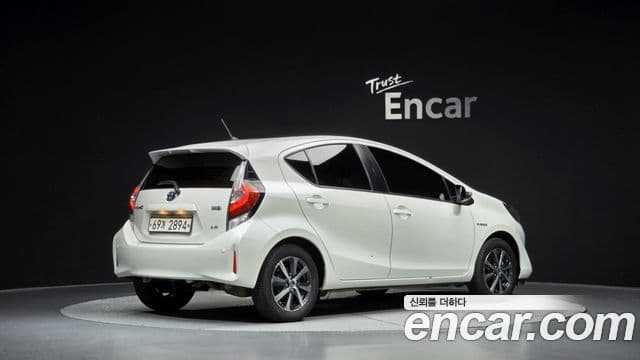 Toyota Prius C 2019 — Şəkil 7/35