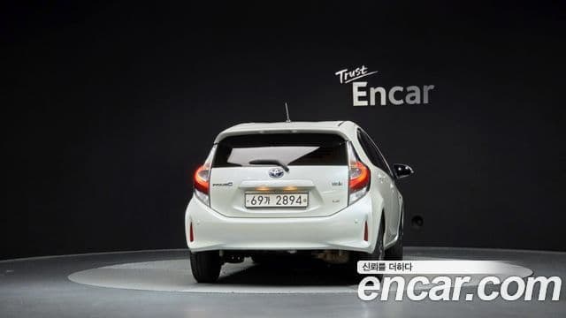 Toyota Prius C 2019 — Şəkil 18/35