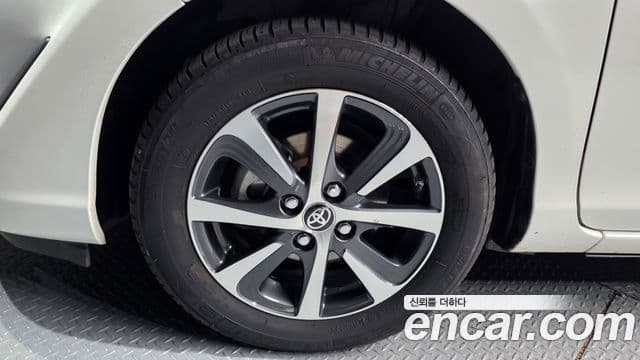 Toyota Prius C 2019 — Şəkil 11/35