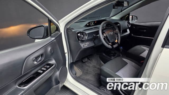 Toyota Prius C 2019 — Şəkil 23/35