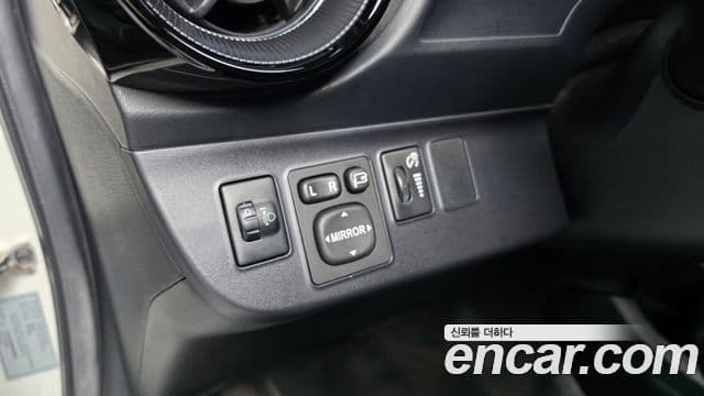 Toyota Prius C 2019 — Şəkil 32/35