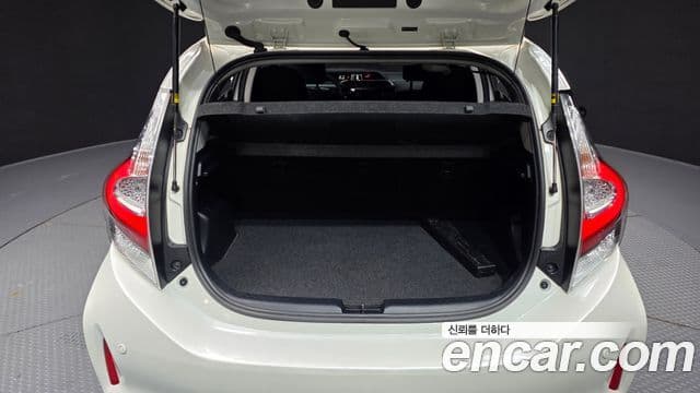 Toyota Prius C 2019 — Şəkil 4/35