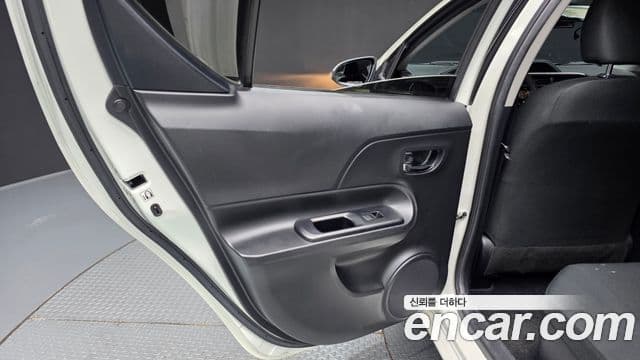 Toyota Prius C 2019 — Şəkil 35/35