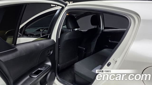 Toyota Prius C 2019 — Şəkil 31/35