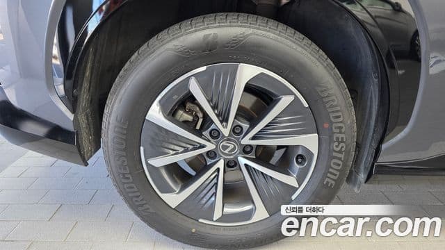 Lexus RZ450e 2023 — Photo 12/32