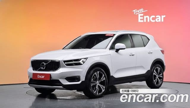 Volvo XC40 2021 — Фото 1/20