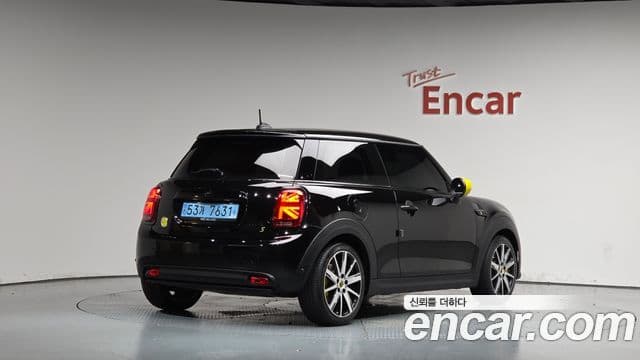Mini Cooper Electric 2022 — ფოტო 27/31