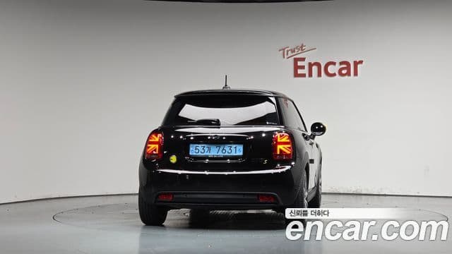 Mini Cooper Electric 2022 — ფოტო 8/31