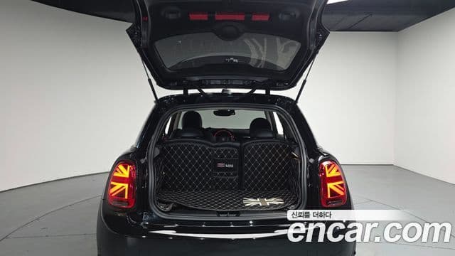 Mini Cooper Electric 2022 — ფოტო 23/31