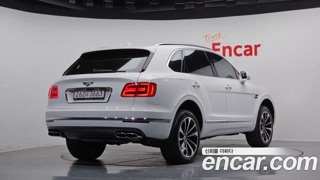 Bentley Bentayga 2019 — фото 2 из 20