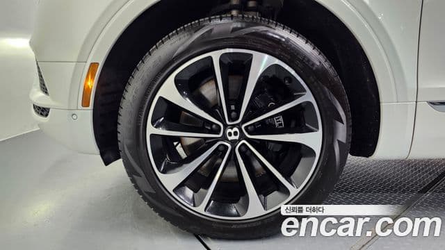 Bentley Bentayga 2019 — ფოტო 5/20