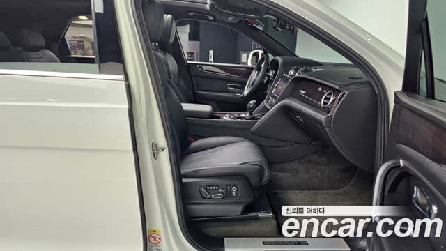 Bentley Bentayga 2019 — фото 11 из 20