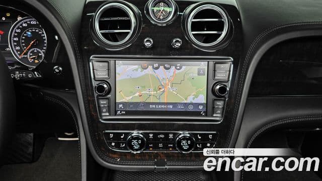 Bentley Bentayga 2019 — ფოტო 13/20