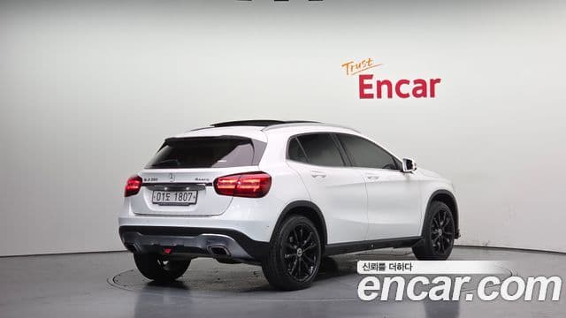 Mercedes-Benz GLA-Class 2018 — Şəkil 2/20