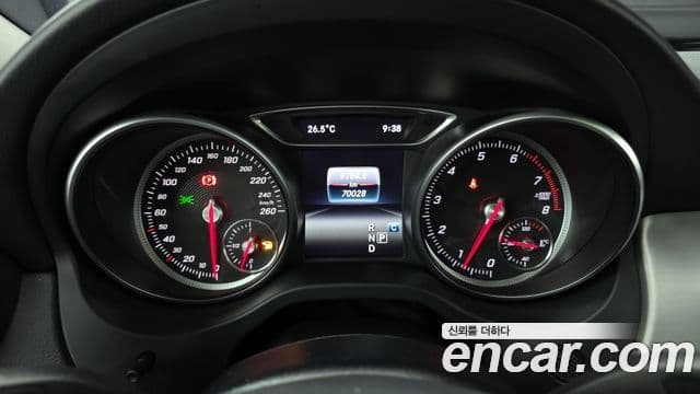 Mercedes-Benz GLA-Class 2018 — Şəkil 8/20