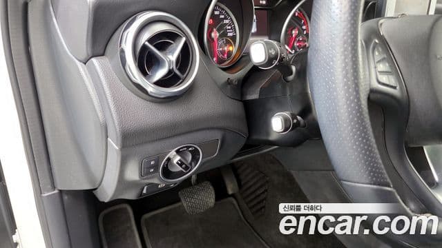 Mercedes-Benz GLA-Class 2018 — Şəkil 15/20