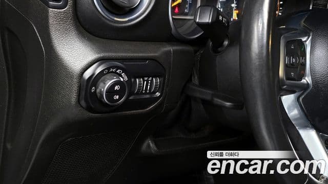 Jeep Wrangler 2019 — фото 13 из 20