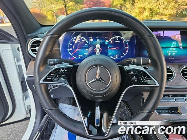 Mercedes-Benz E-Class 2022 — ფოტო 16/20