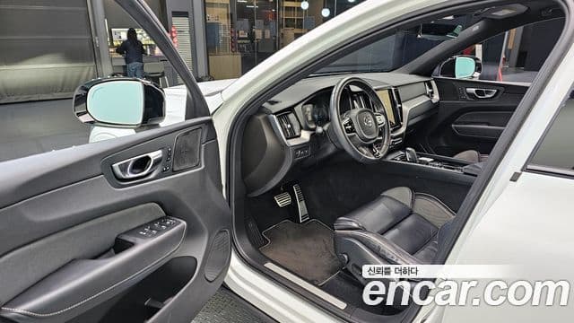 Volvo XC60 2021 — Photo 10/20