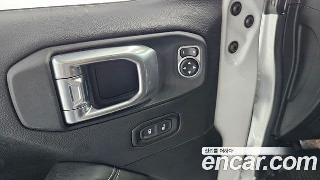 Jeep Wrangler 2021 — ფოტო 14/20