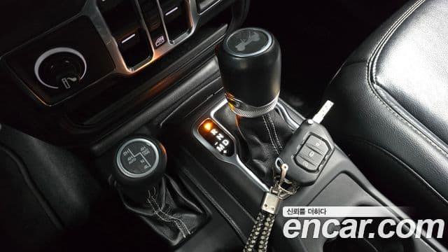 Jeep Wrangler 2021 — ფოტო 9/20