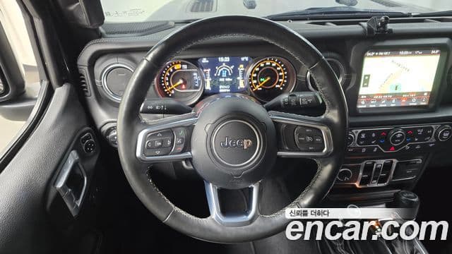 Jeep Wrangler 2021 — ფოტო 13/20