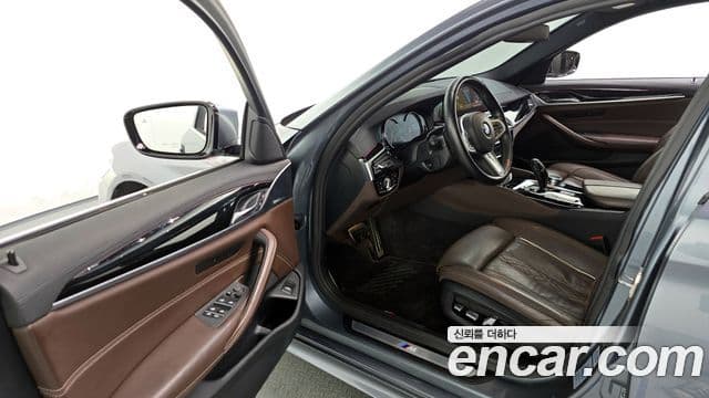 BMW 5 Series 2018 — Şəkil 10/20