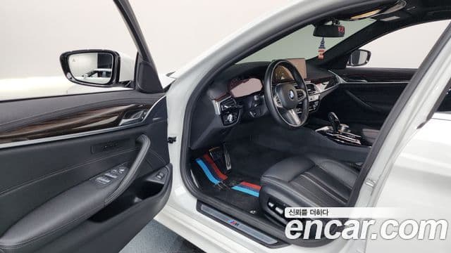 BMW 5 Series 2022 — ფოტო 8/20